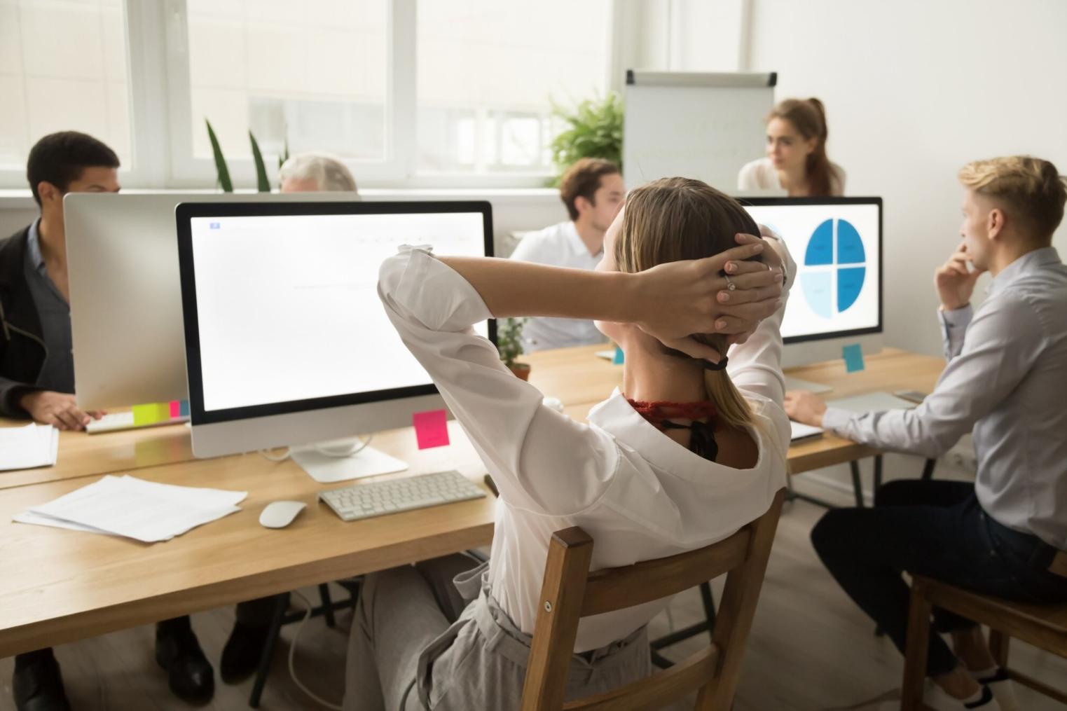 Diseñadores web colaborando en un proyecto de desarrollo